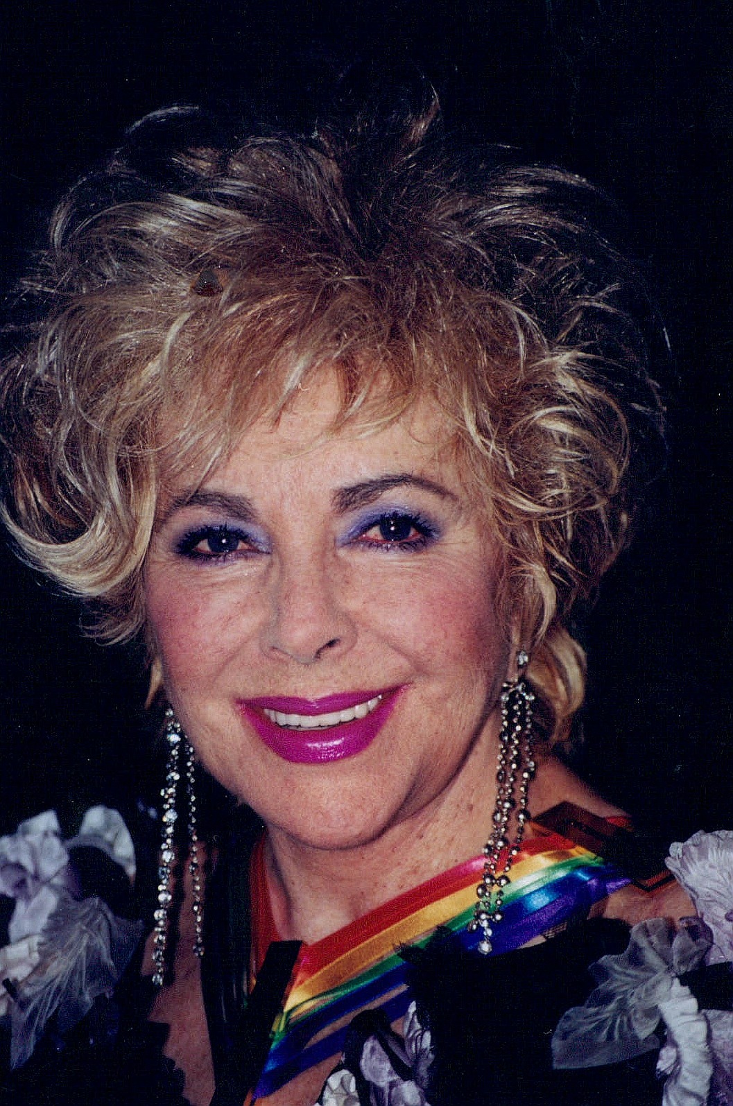Elizabeth Taylor holding a Kennedy Center Honor