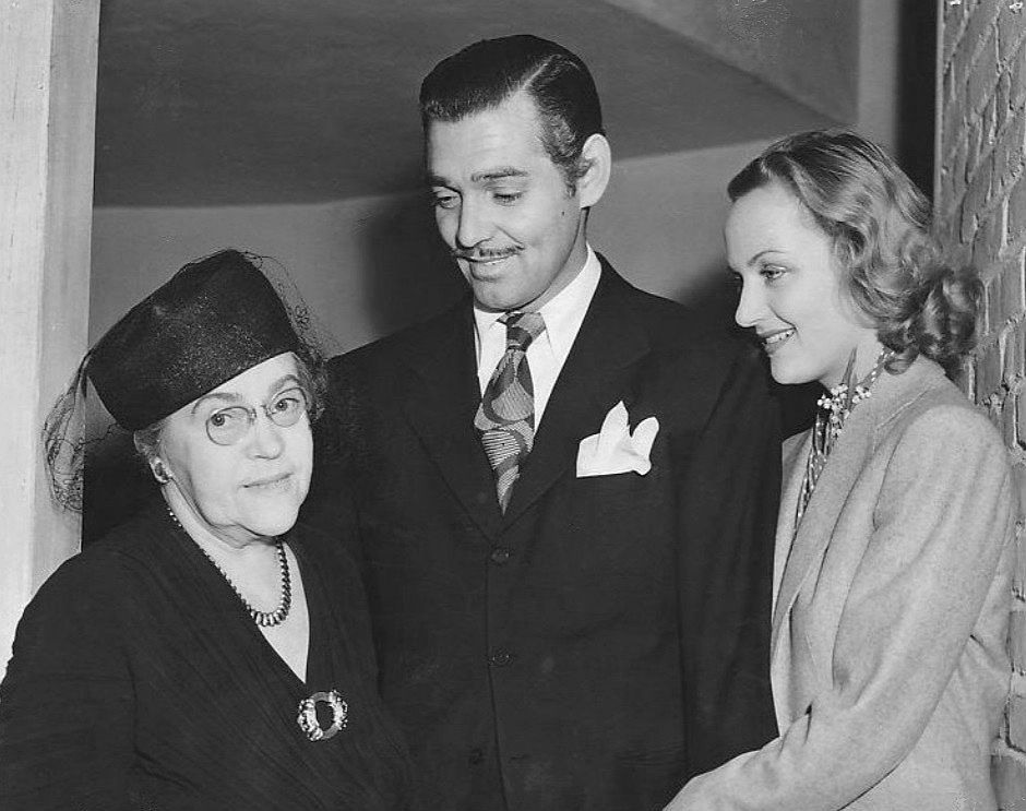 Black-and-white photograph of Clark Gable, Carole Lombard and Lombard's mother in 1939.